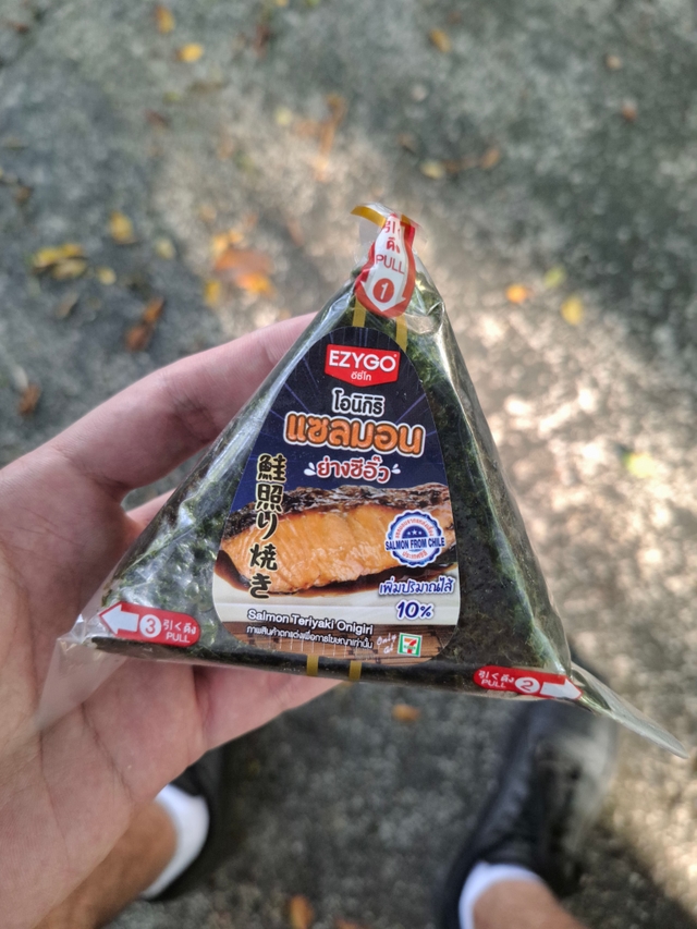 Salmon onigiri